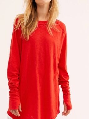 NWT. We The Free Arden Tee With Thumbholes. Size S